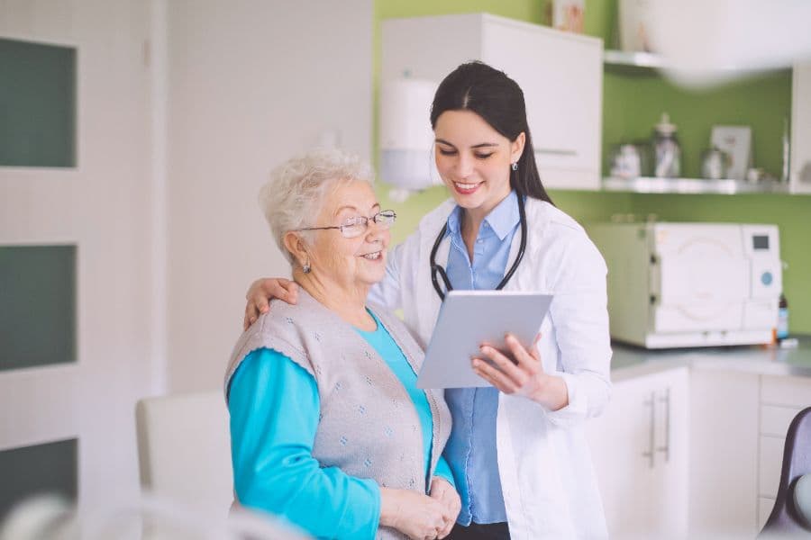 Médica mostrando información clínica a una paciente